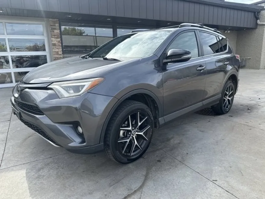 2017 Toyota RAV4 SE photo 1