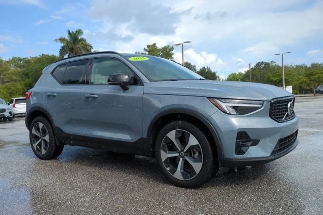 2023 Volvo XC40 Plus photo 1
