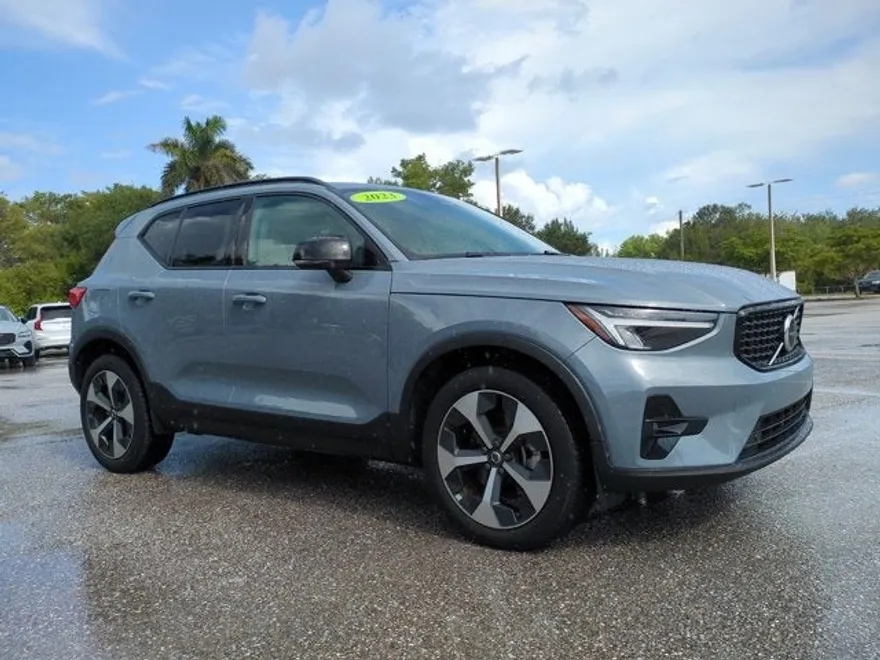 2023 Volvo XC40 Plus photo 1