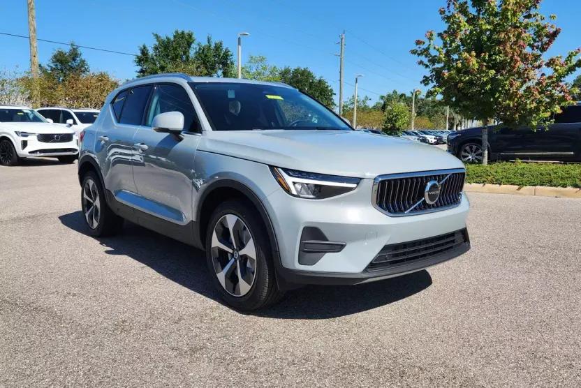 2025 Volvo XC40 Core photo 1