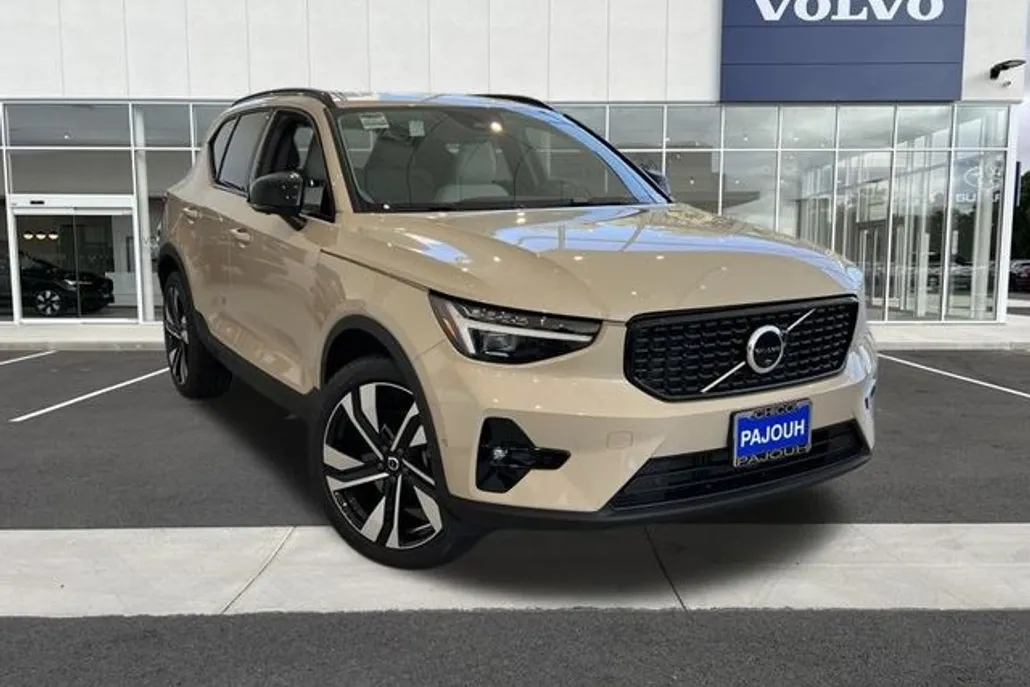 2025 Volvo XC40 photo 1