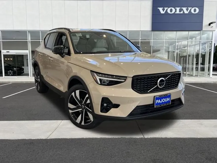 2025 Volvo XC40 photo 1