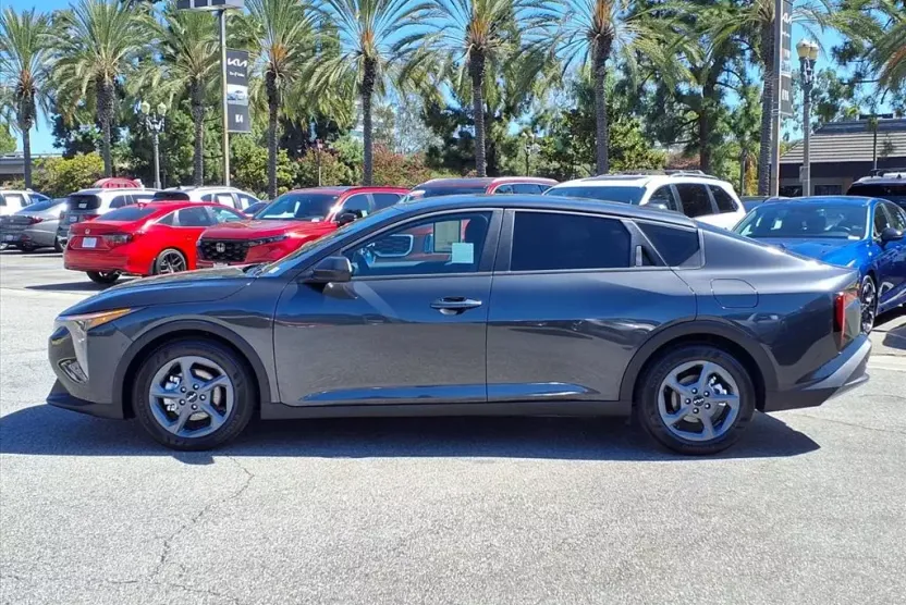 2025 Kia K4 LXS photo 1
