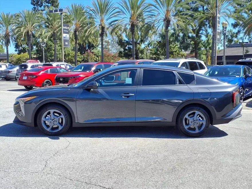 2025 Kia K4 LXS photo 1