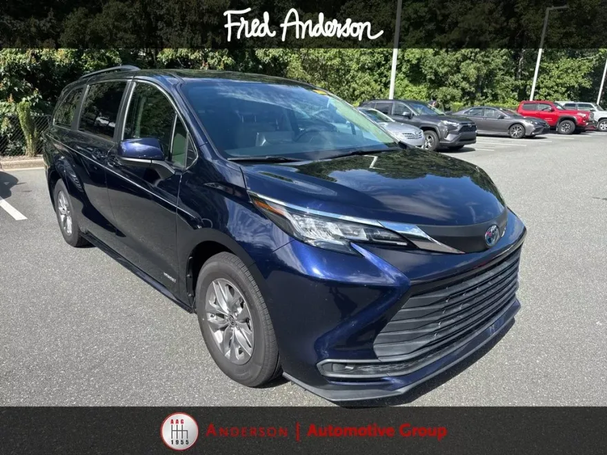 2021 Toyota Sienna LE photo 1