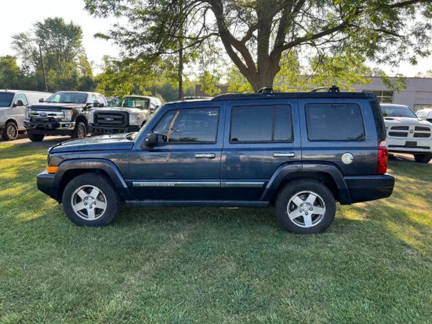 2010 Jeep Commander Sport photo 1