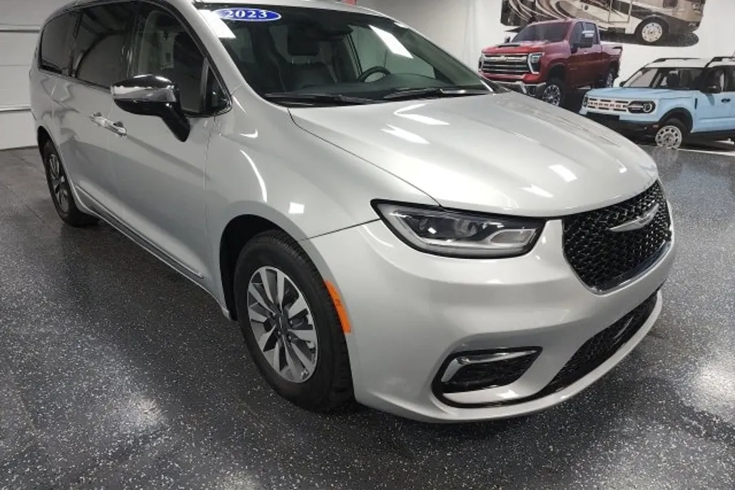 2023 Chrysler Pacifica Hybrid Limited photo 1