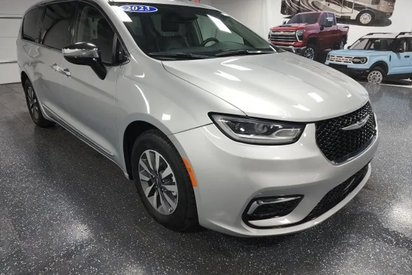 2023 Chrysler Pacifica Hybrid Limited photo 1