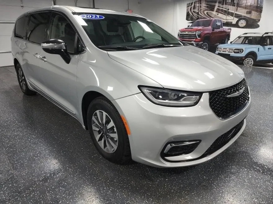2023 Chrysler Pacifica Hybrid Limited photo 1