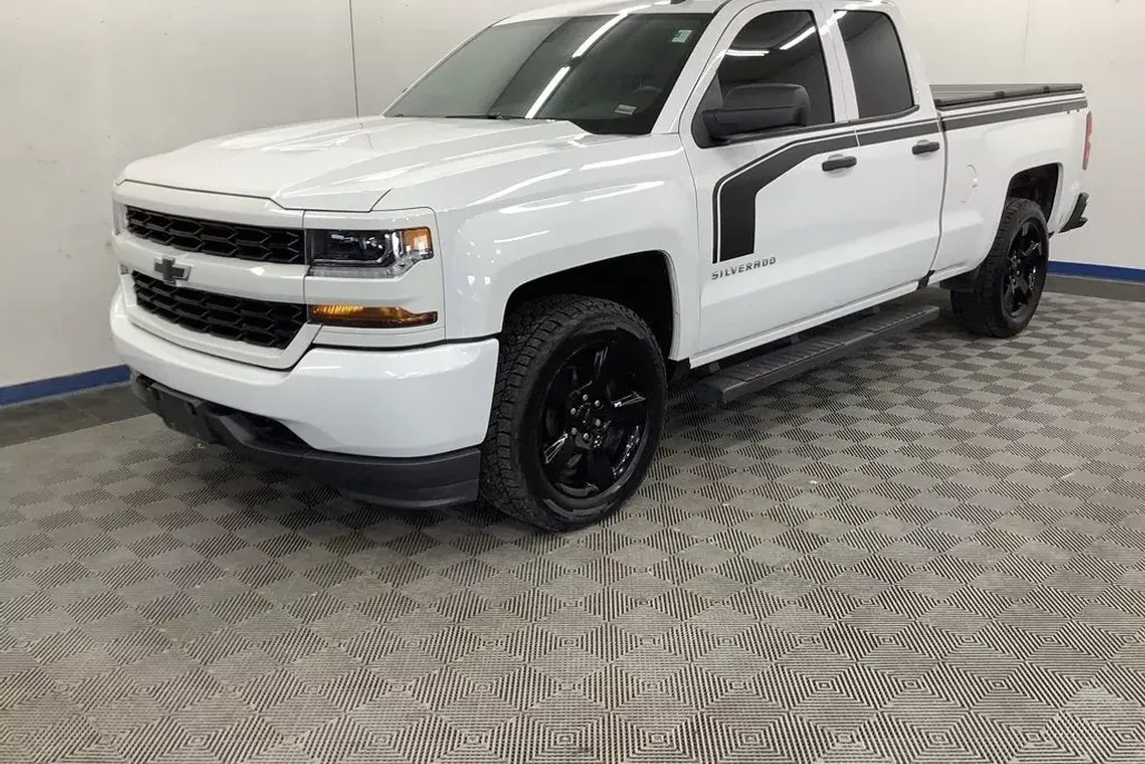 2018 Chevrolet Silverado 1500 Custom photo 1