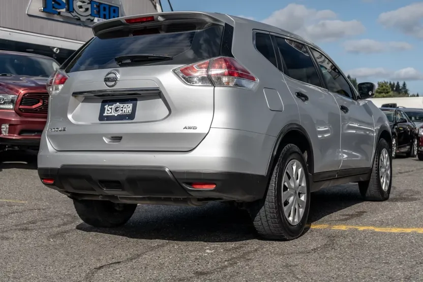 2016 Nissan Rogue SV photo 1