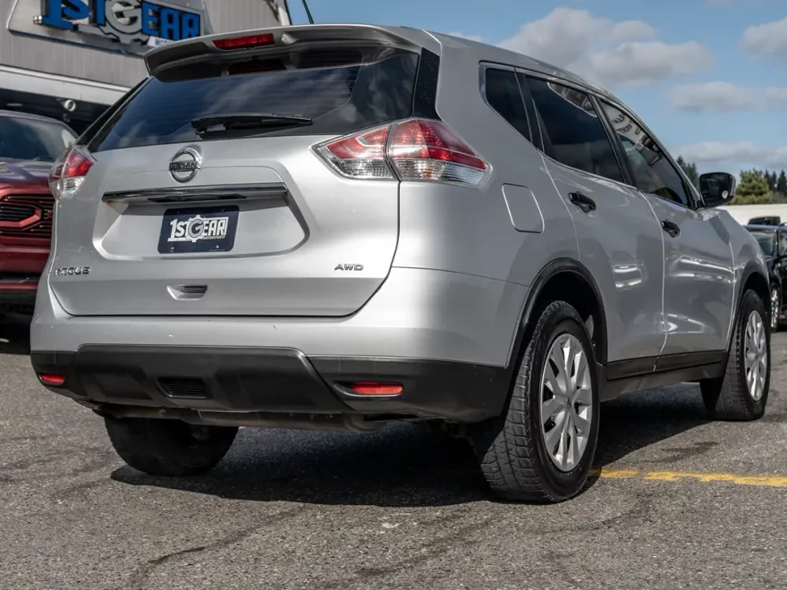 2016 Nissan Rogue SV photo 1