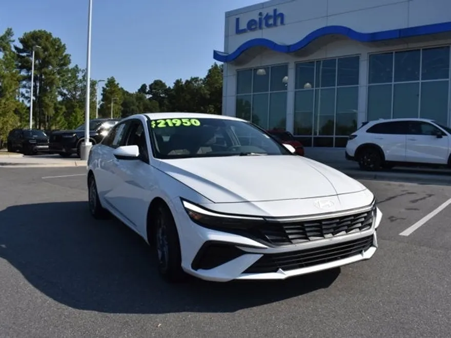 2024 Hyundai Elantra SEL photo 1