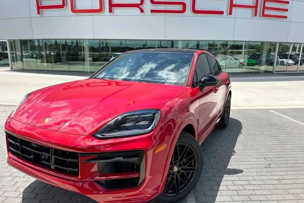 2025 Porsche Cayenne Coupe photo 1