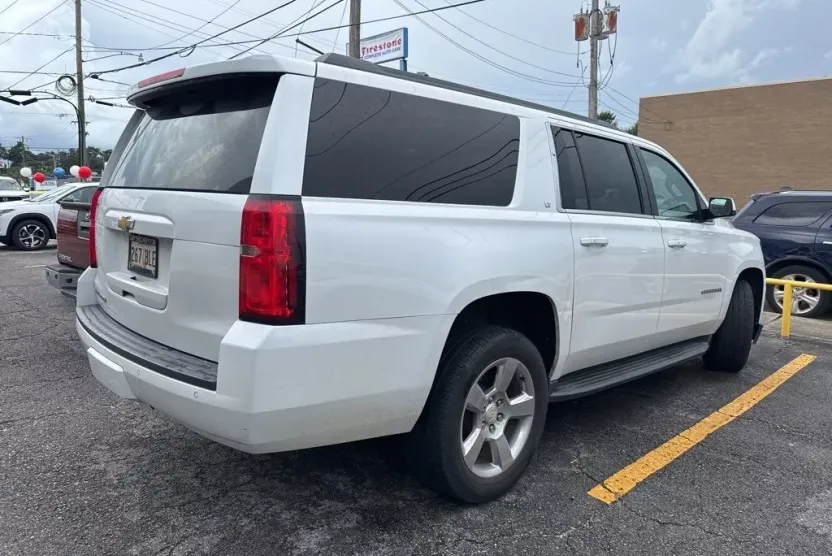 2018 Chevrolet Suburban LT photo 1