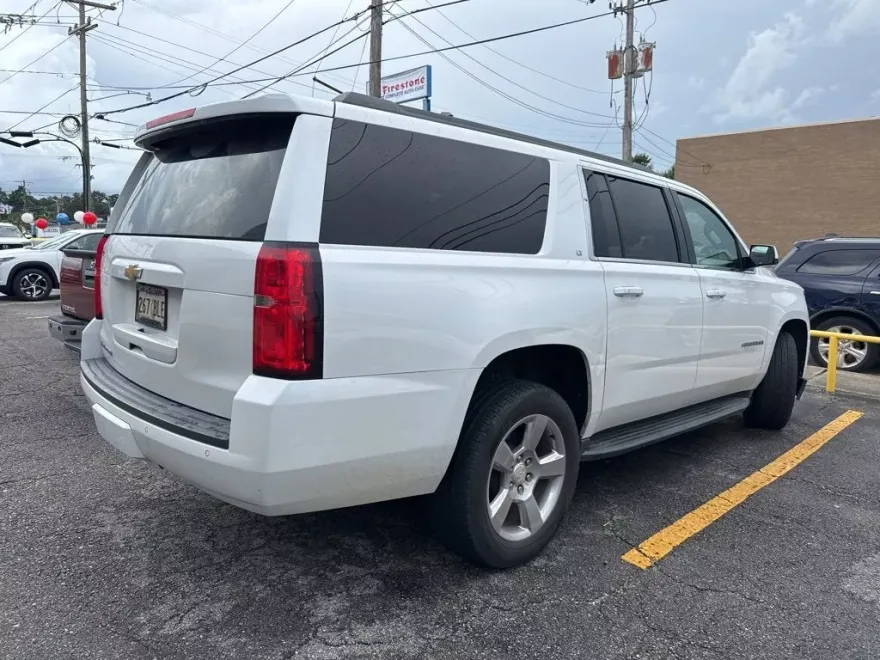 2018 Chevrolet Suburban LT photo 1