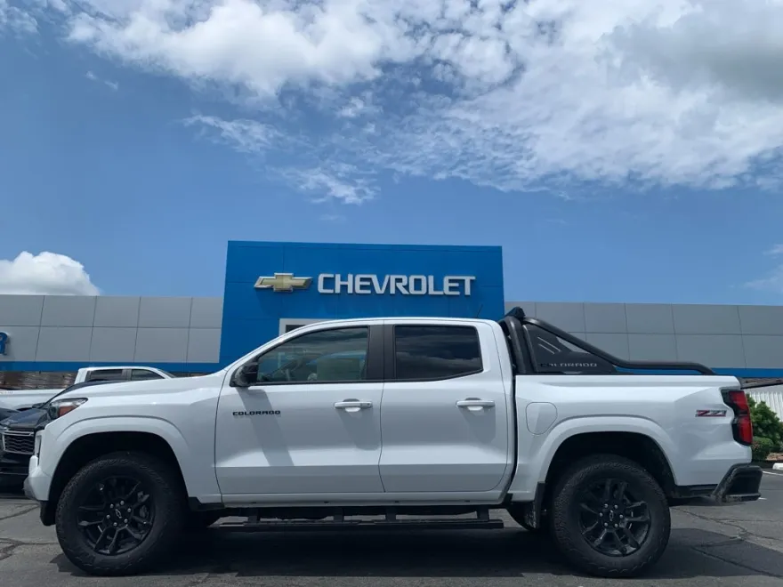 2025 Chevrolet Colorado Z71 photo 1