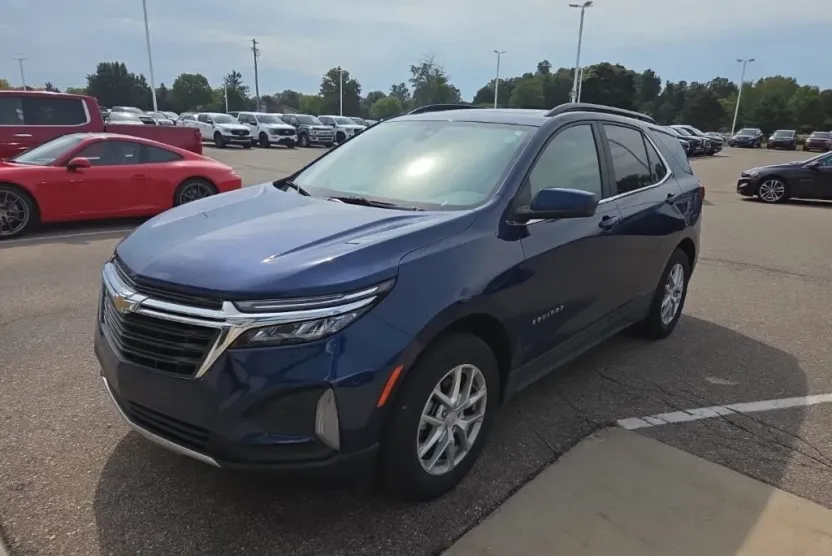 2022 Chevrolet Equinox LT photo 1