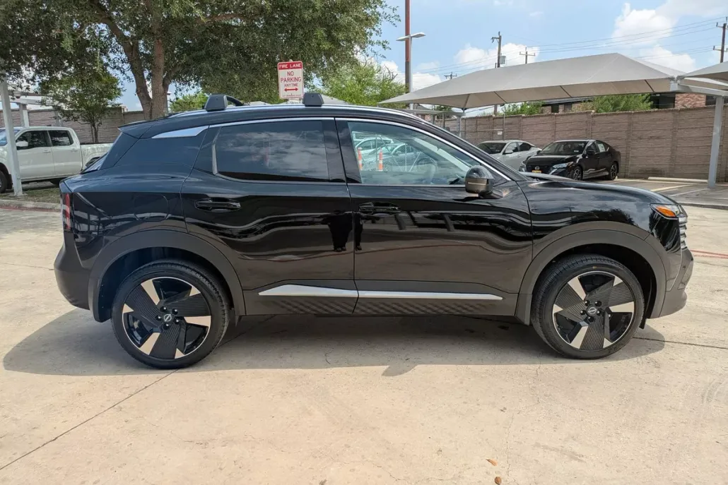 2025 Nissan Kicks SR photo 1