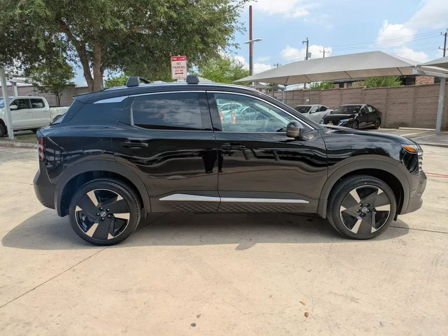 2025 Nissan Kicks SR photo 1