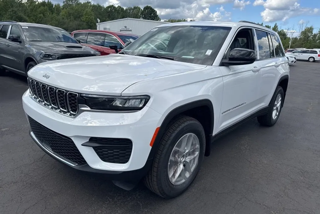 2025 Jeep Grand Cherokee Laredo X photo 1