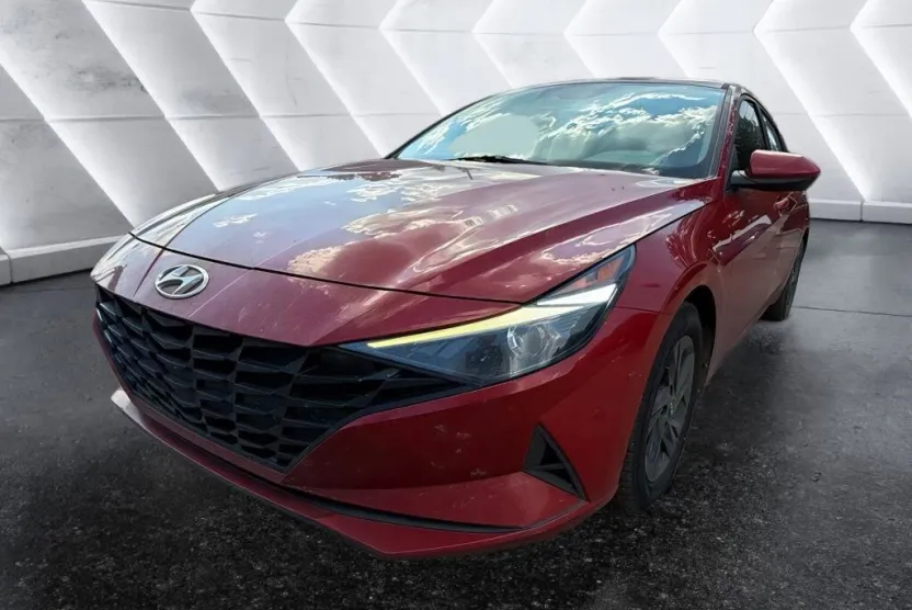 2022 Hyundai Elantra SEL photo 1