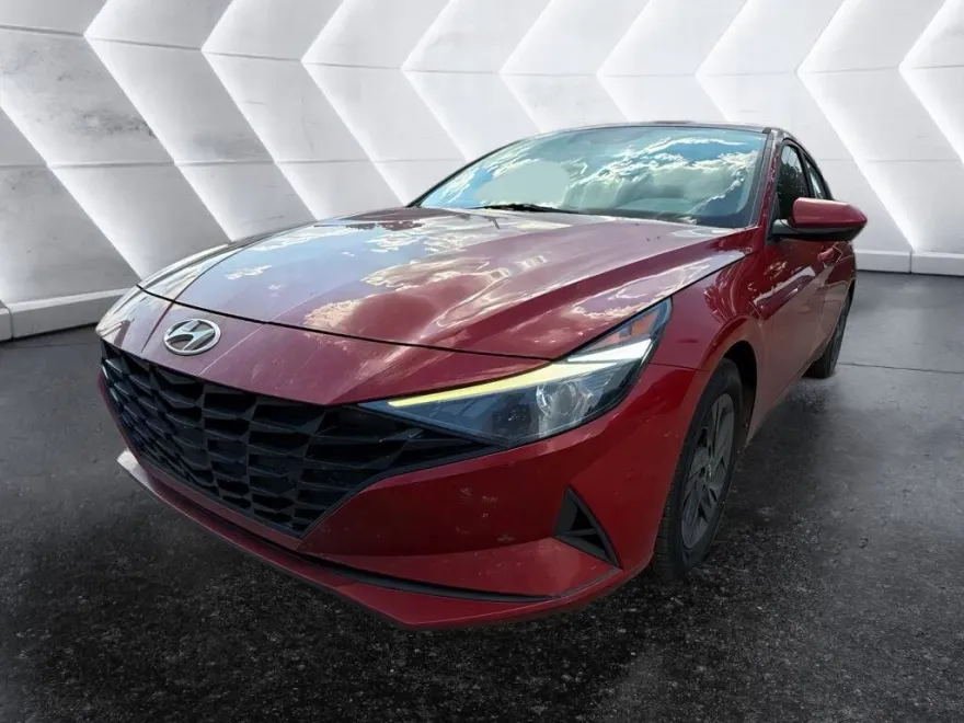 2022 Hyundai Elantra SEL photo 1