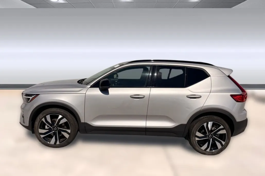 2025 Volvo XC40 Plus photo 1