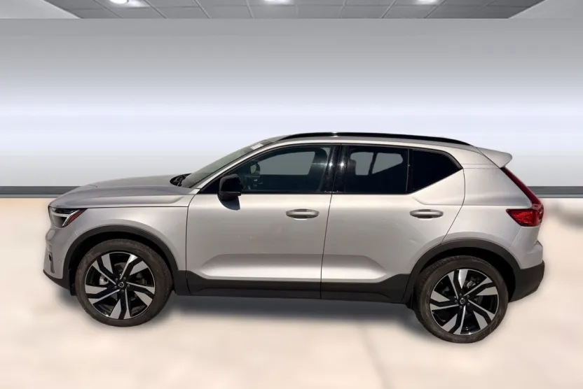 2025 Volvo XC40 Plus photo 1