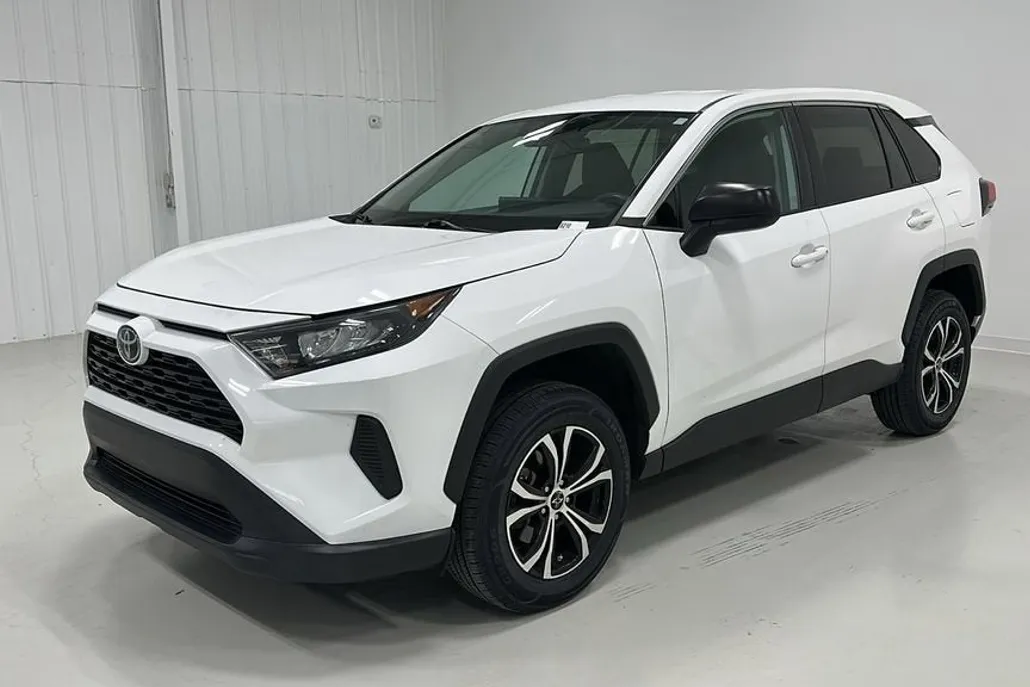 2022 Toyota RAV4 LE photo 1