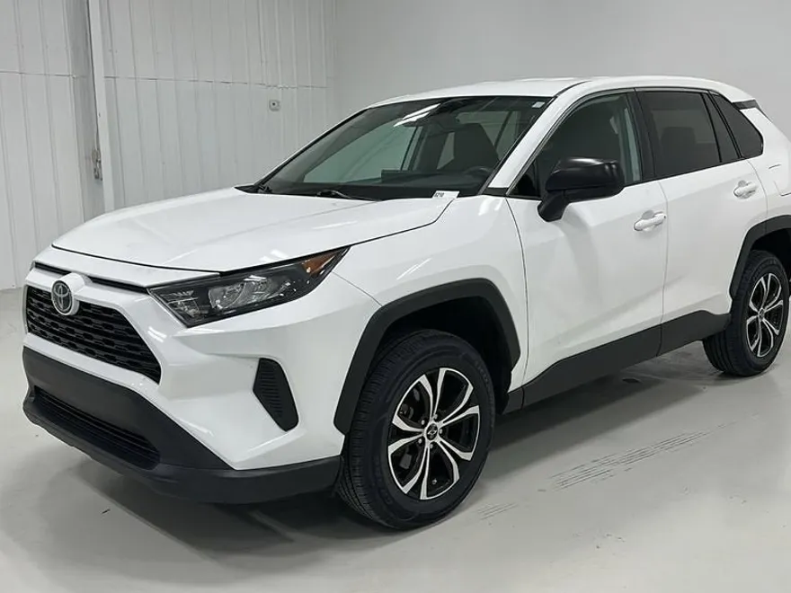 2022 Toyota RAV4 LE photo 1