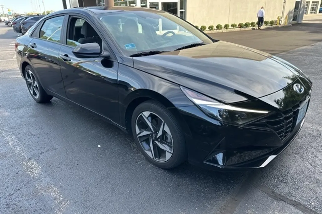 2023 Hyundai Elantra SEL photo 1