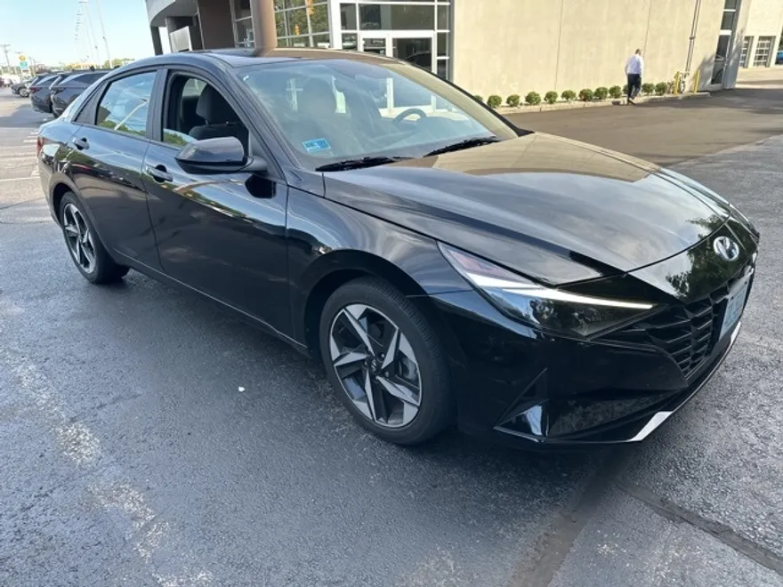 2023 Hyundai Elantra SEL photo 1