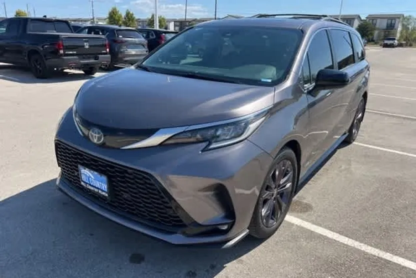 2021 Toyota Sienna XSE photo 1