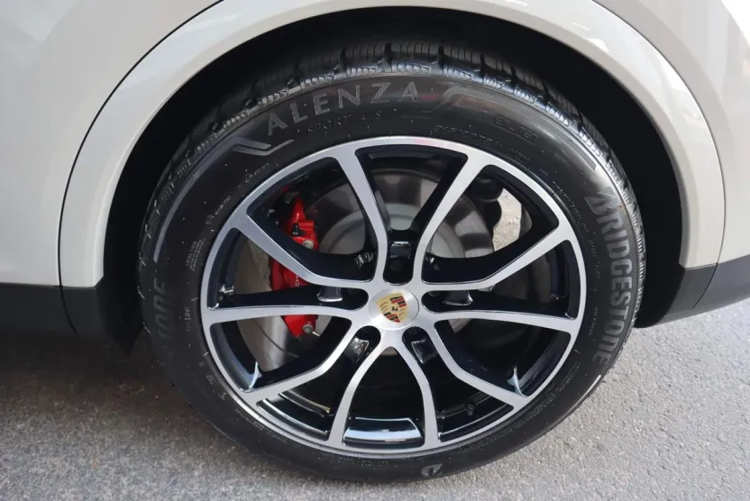 2024 Porsche Cayenne S photo 1