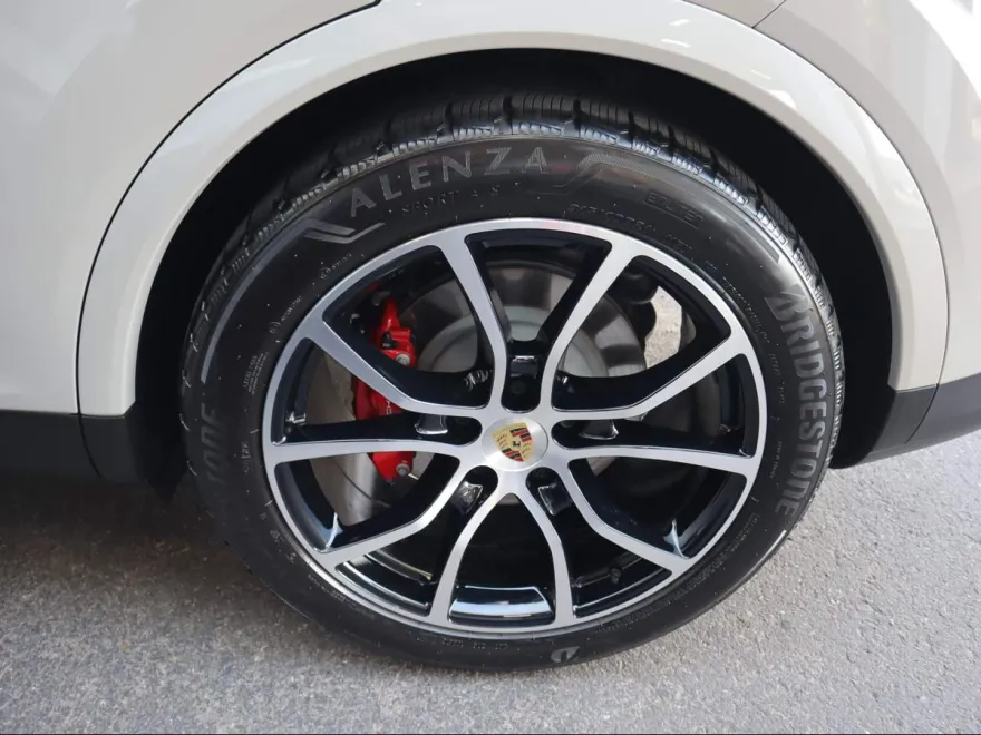 2024 Porsche Cayenne S photo 1