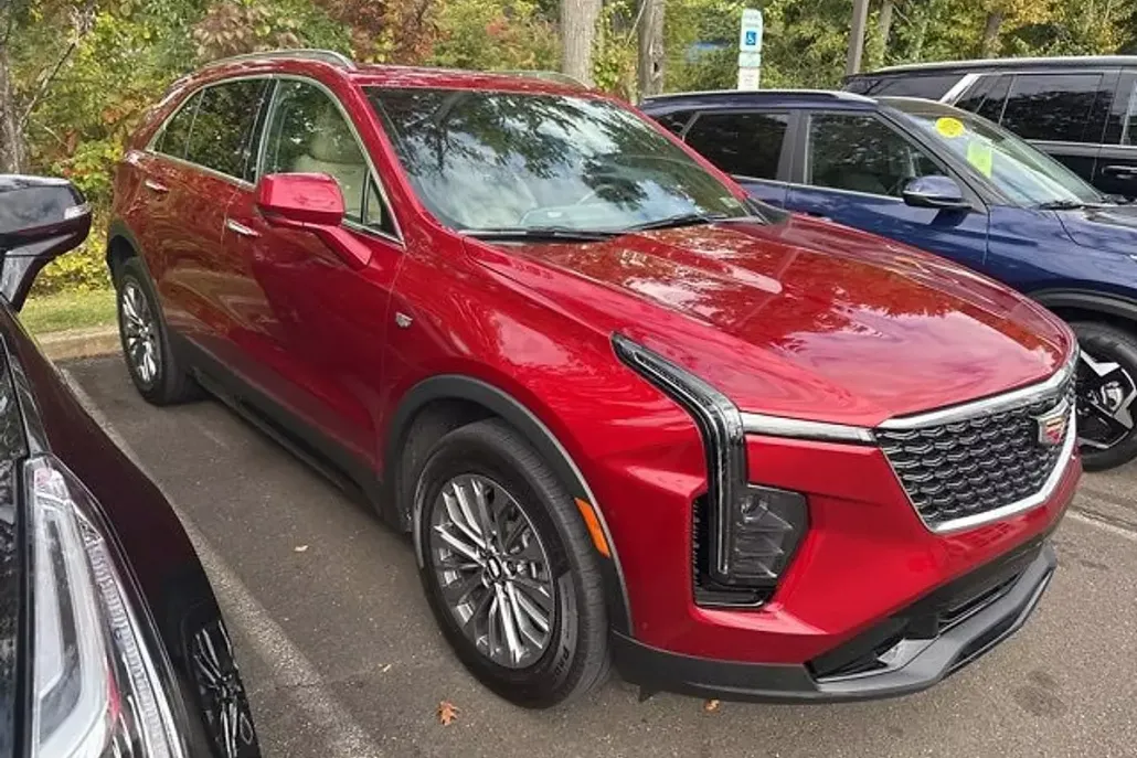 2024 Cadillac XT4 Premium Luxury photo 1