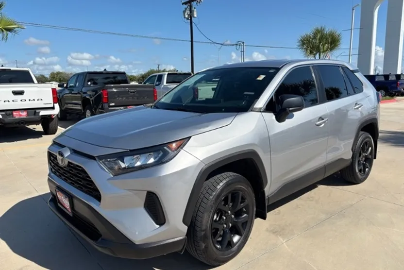2022 Toyota RAV4 LE photo 1