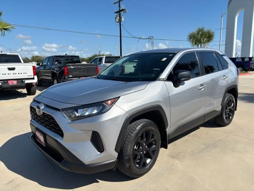 2022 Toyota RAV4 LE photo 1