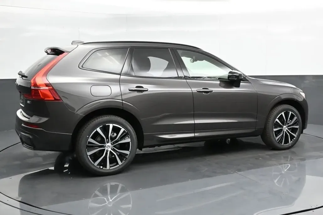 2025 Volvo XC60 B5 Plus photo 1