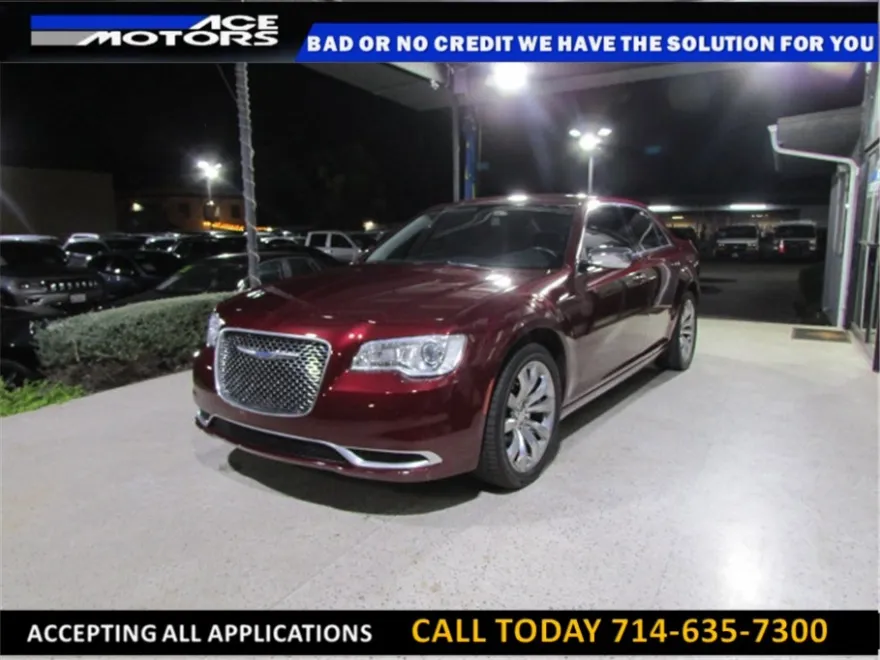 2018 Chrysler 300 Touring photo 1