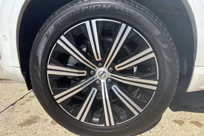 2025 Volvo XC90 B5 Plus photo 1
