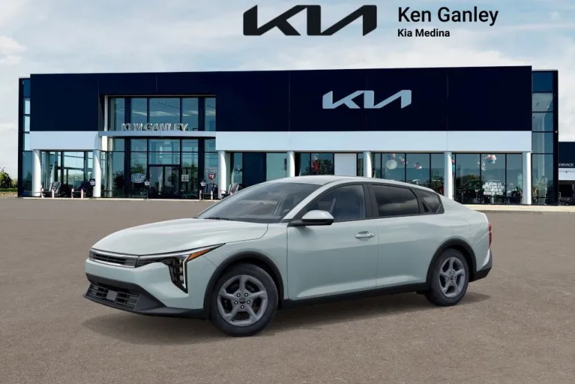 2025 Kia K4 LXS photo 1