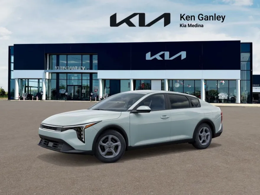 2025 Kia K4 LXS photo 1