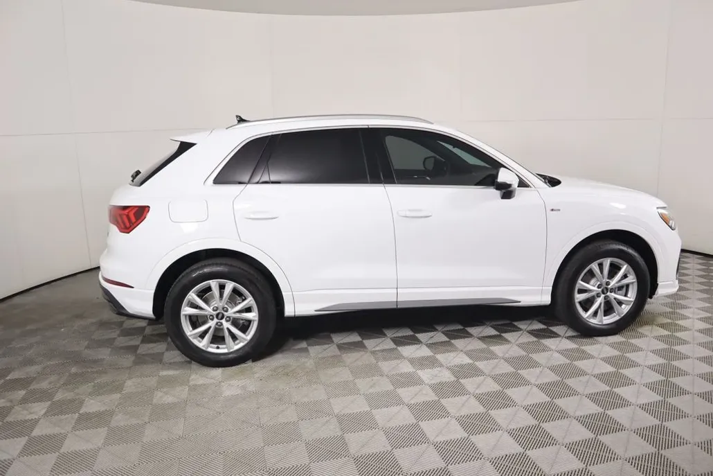 2025 Audi Q3 45 TFSI S line Premium photo 1