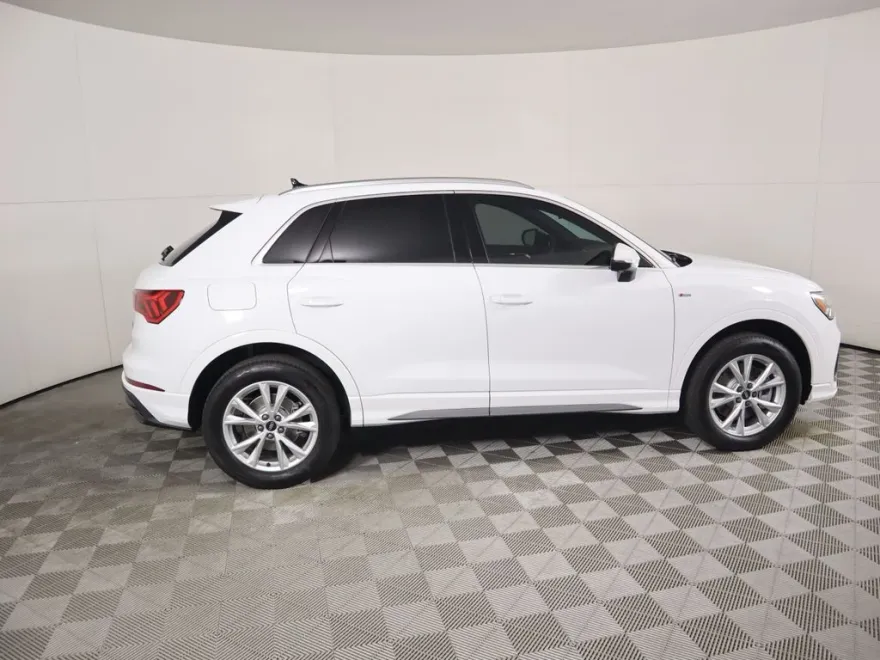2025 Audi Q3 45 TFSI S line Premium photo 1
