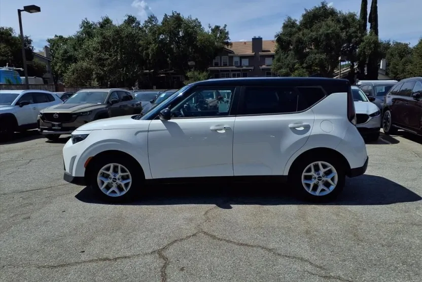 2023 Kia Soul S photo 1