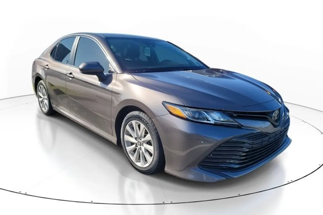 2020 Toyota Camry LE photo 1