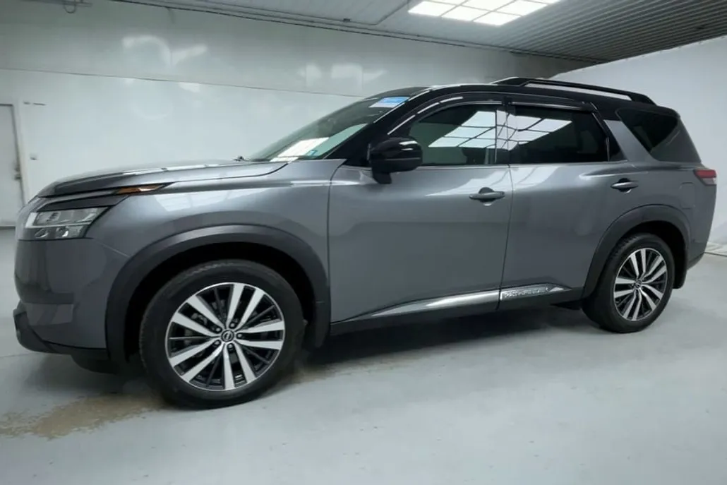 2022 Nissan Pathfinder Platinum photo 1