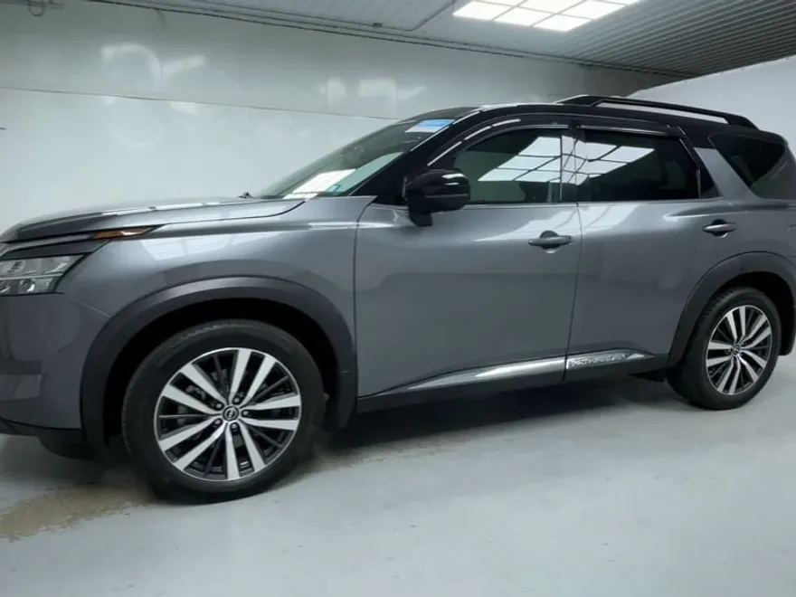 2022 Nissan Pathfinder Platinum photo 1